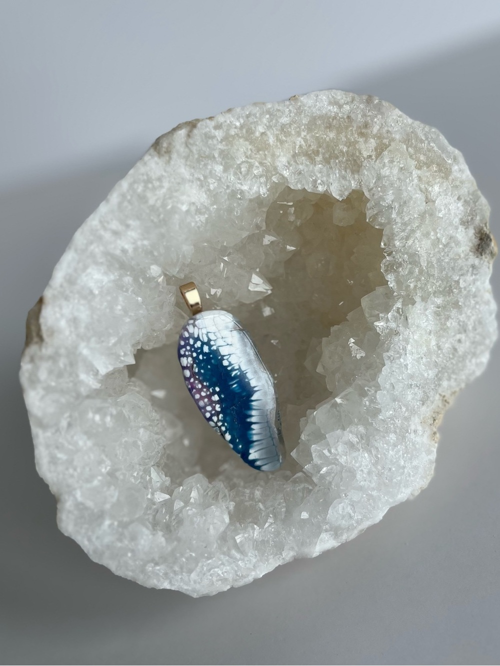 The Illusionist Agate-Style Fluid Art Pendant